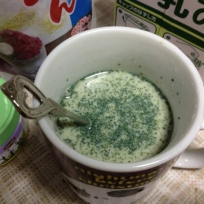 抹茶が上手く溶けませんでした(^_^;)
餡子の甘さで、抹茶のほろ苦さがちょうど良くて、美味しかったです。